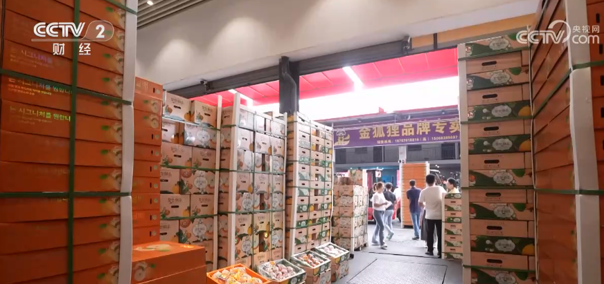 天博·综合体育争“鲜”上市 国产进口水果供销两旺(图1)