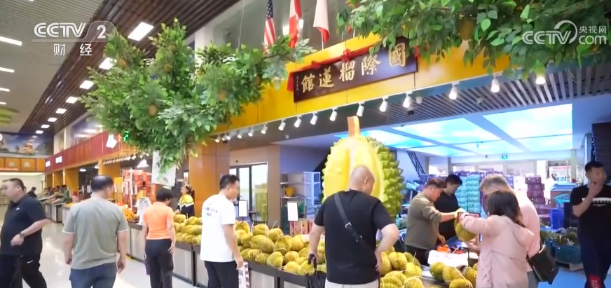 天博·综合体育争“鲜”上市 国产进口水果供销两旺(图3)