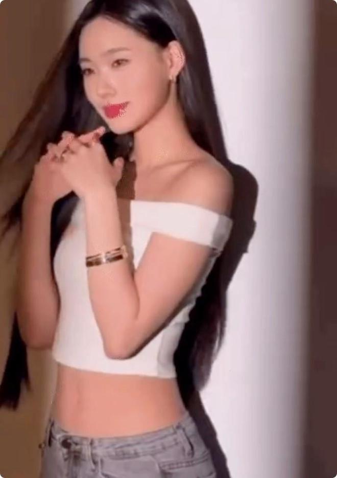 天博·综合体育被李连杰女儿造型惊艳24岁巴掌脸天鹅颈皮肤黝黑长腿抢镜(图4)