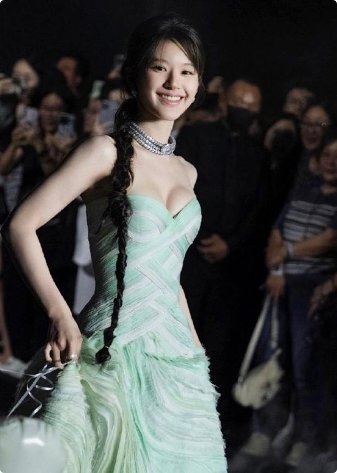 天博·综合体育被李连杰女儿造型惊艳24岁巴掌脸天鹅颈皮肤黝黑长腿抢镜(图1)
