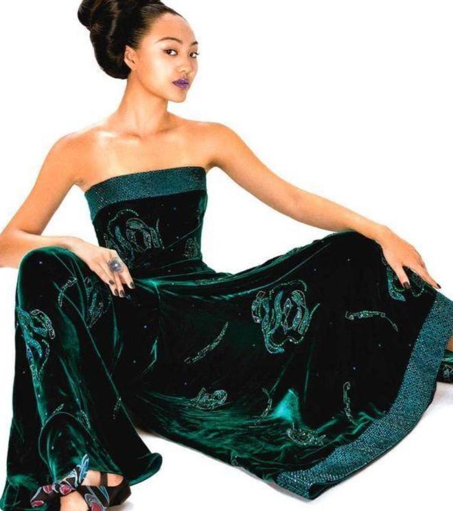 天博·综合体育被李连杰女儿造型惊艳24岁巴掌脸天鹅颈皮肤黝黑长腿抢镜(图8)