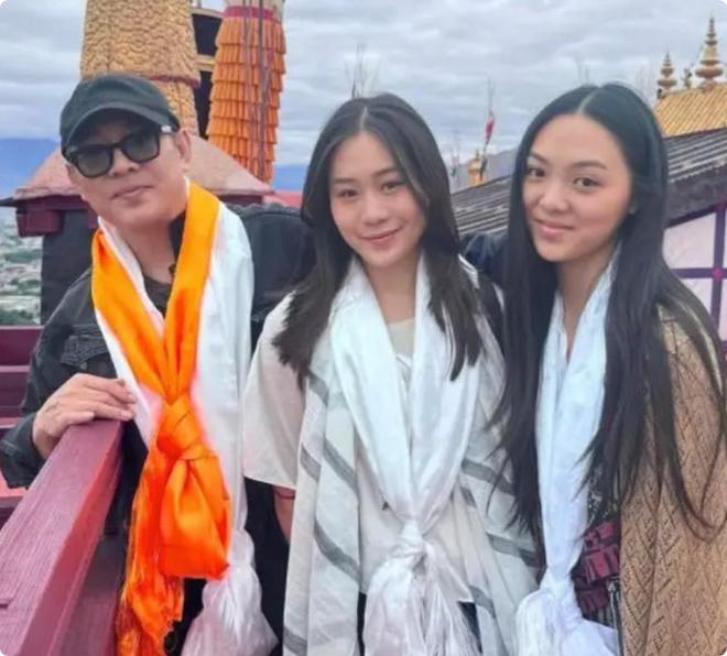 天博·综合体育被李连杰女儿造型惊艳24岁巴掌脸天鹅颈皮肤黝黑长腿抢镜(图5)