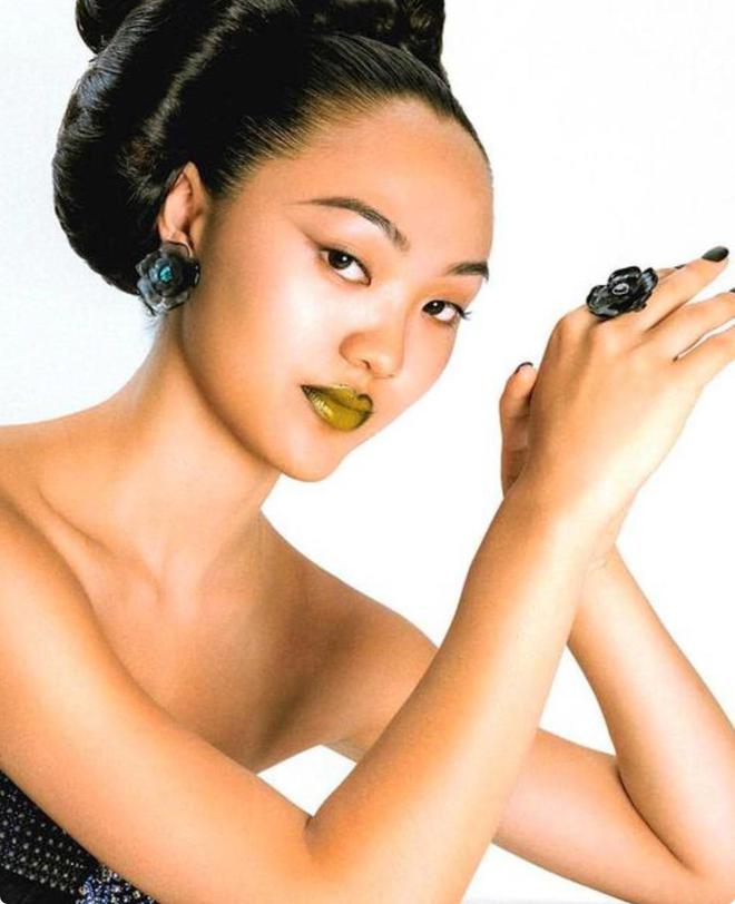 天博·综合体育被李连杰女儿造型惊艳24岁巴掌脸天鹅颈皮肤黝黑长腿抢镜(图9)