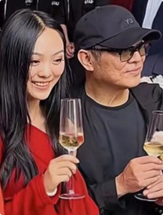 天博·综合体育被李连杰女儿造型惊艳24岁巴掌脸天鹅颈皮肤黝黑长腿抢镜(图16)