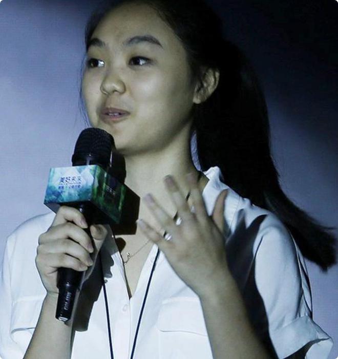 天博·综合体育被李连杰女儿造型惊艳24岁巴掌脸天鹅颈皮肤黝黑长腿抢镜(图17)